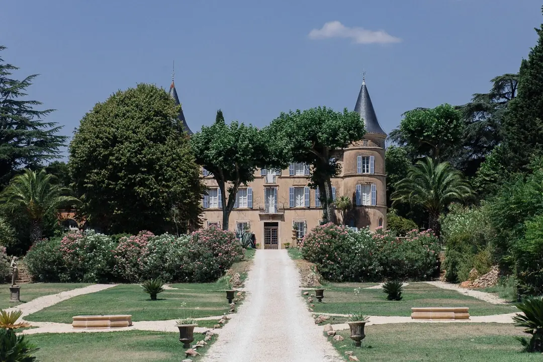 Photographe mariage Provence - Façade majestueuse Château de Robernier Var, mariage luxe