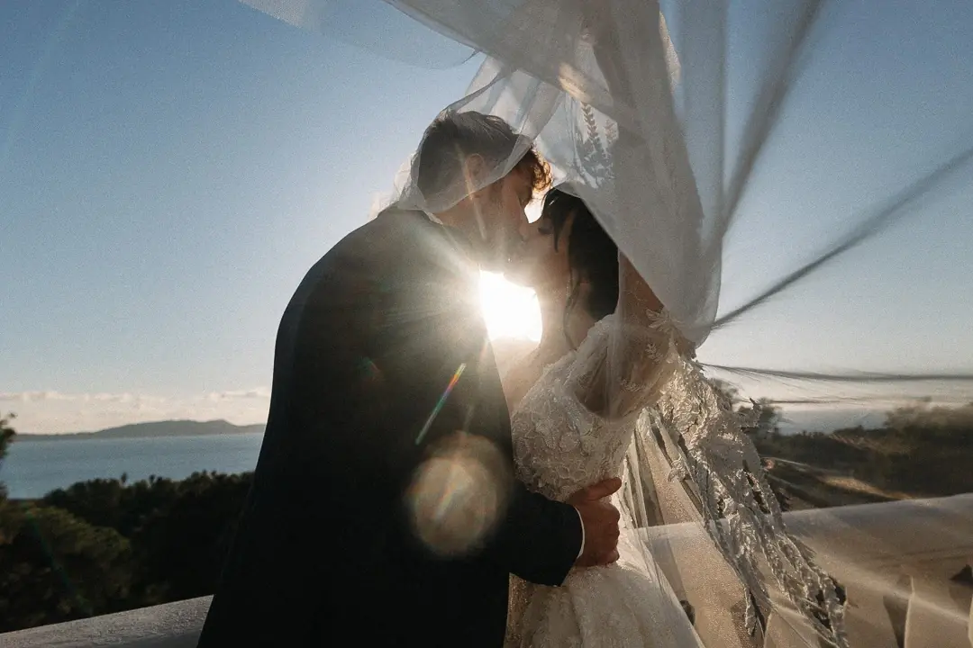 Photographe mariage Sanary - Baiser sous voile lumière