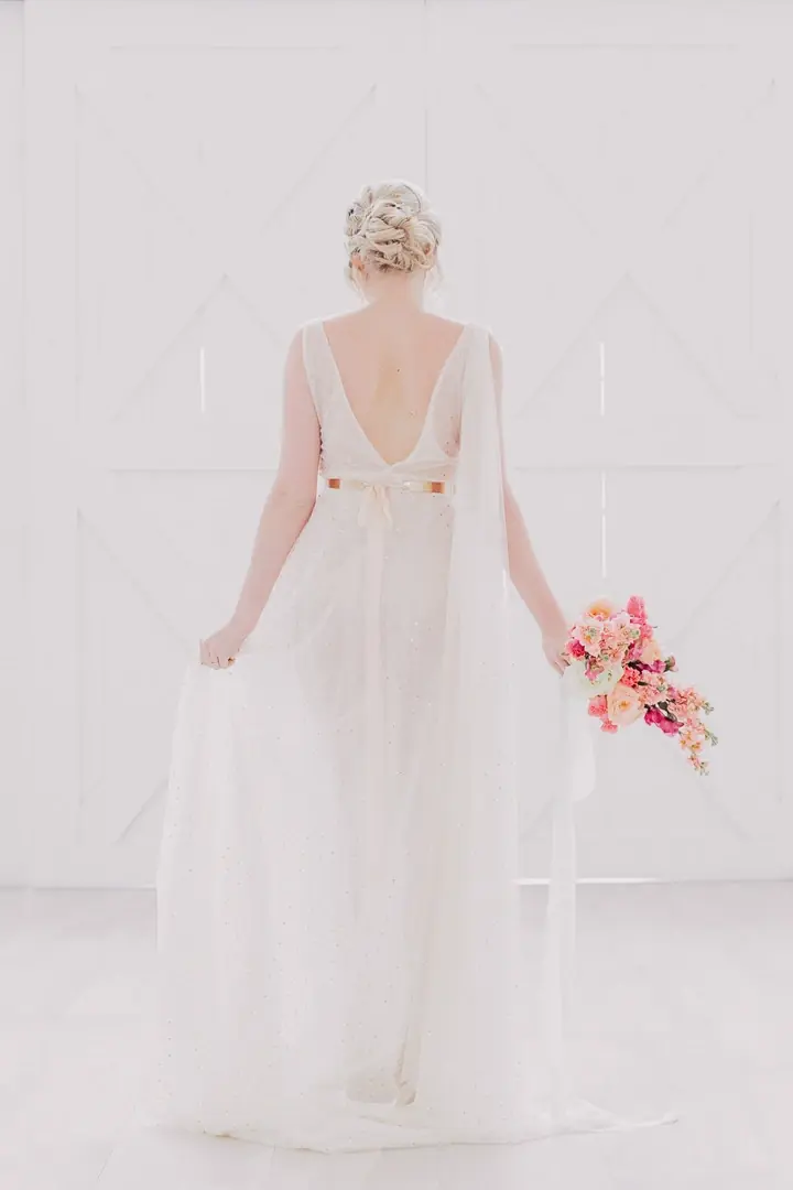 Mariée dos robe tulle détail - Photographe mariage éditorial Texas