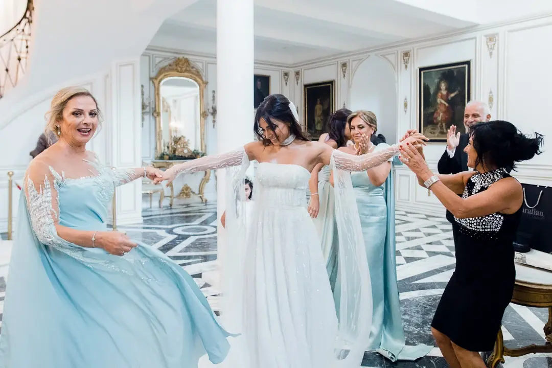 danse-joie-mariee-mere-reception-mariage-provence