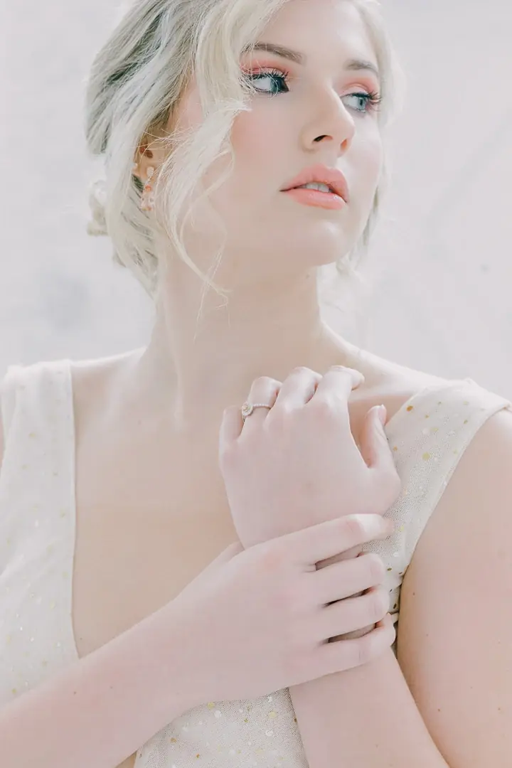 Détail bague diamant main mariée - Inspiration mariage luxe Texas photographe