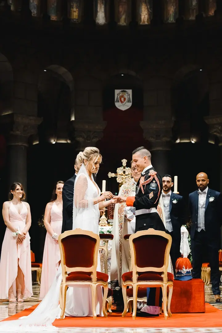 Photographe mariage luxe - Échange alliances cathédrale