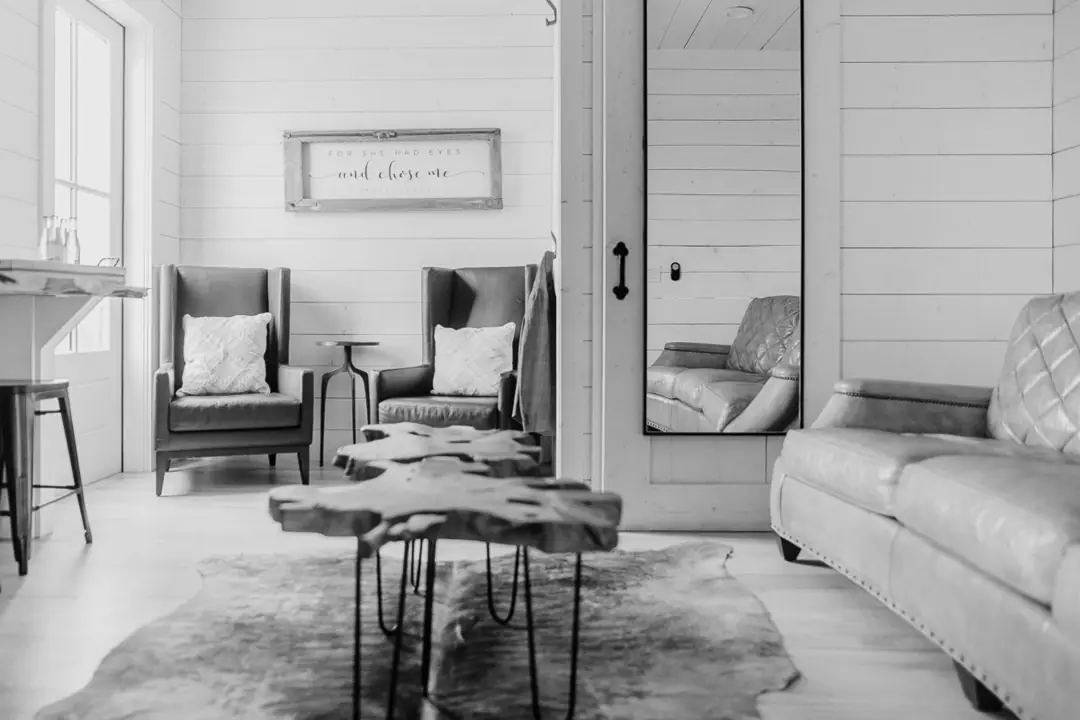 Salon préparatifs marié The Nest Ruth Farms - Photographe destination wedding Texas