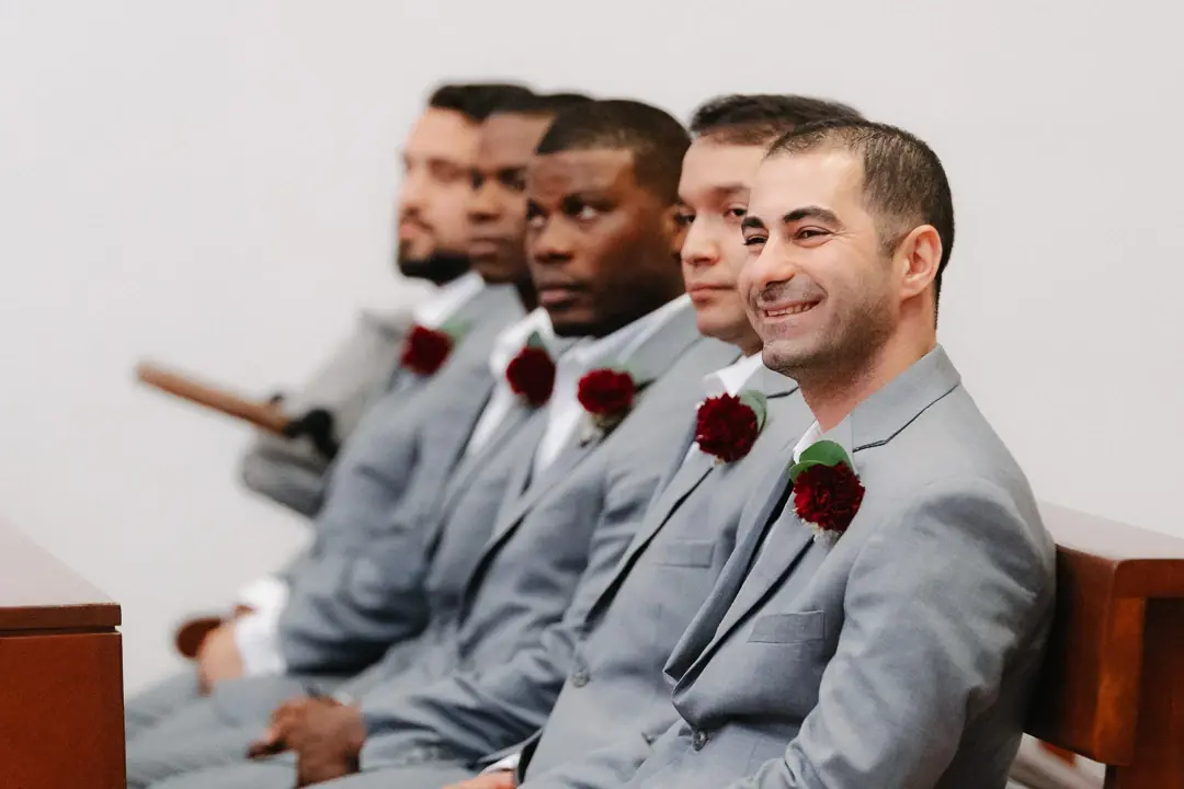 Mariage Dallas - Témoins costumes gris église Texas