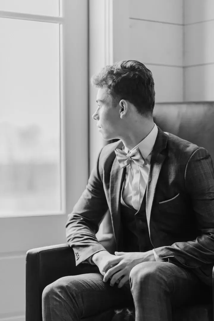 Portrait marié Max noir et blanc fenêtre - Photographe mariage Texas éditorial