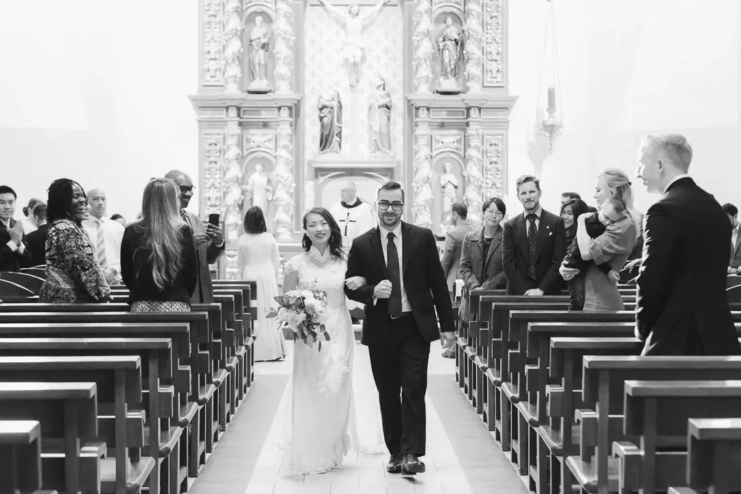 Reportage mariage - Sortie église mariés noir blanc Dallas