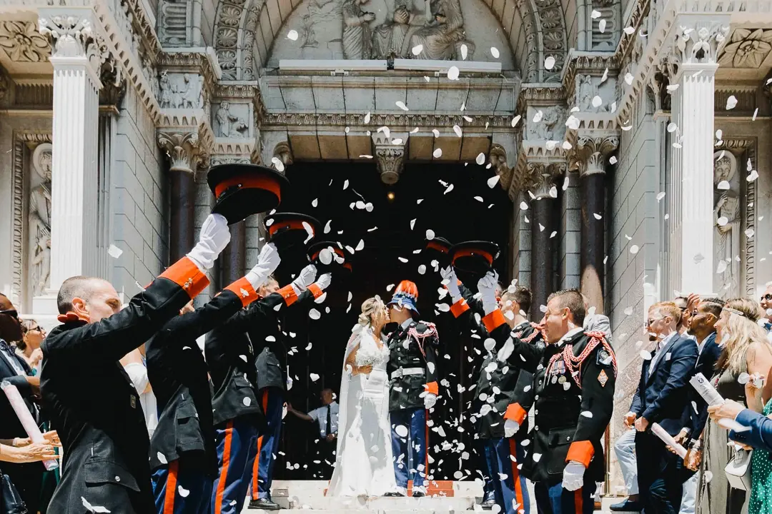 Cathédrale Monaco - Sortie haie honneur Carabiniers épée