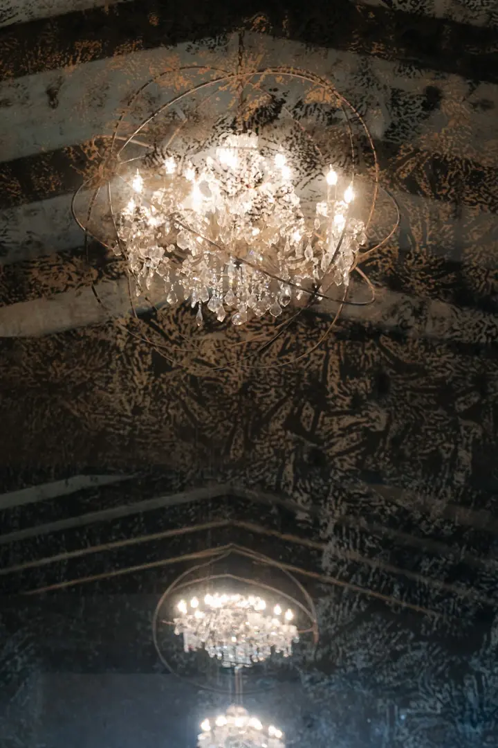 Mariage luxe - Lustre cristal plafond bois réception Dallas