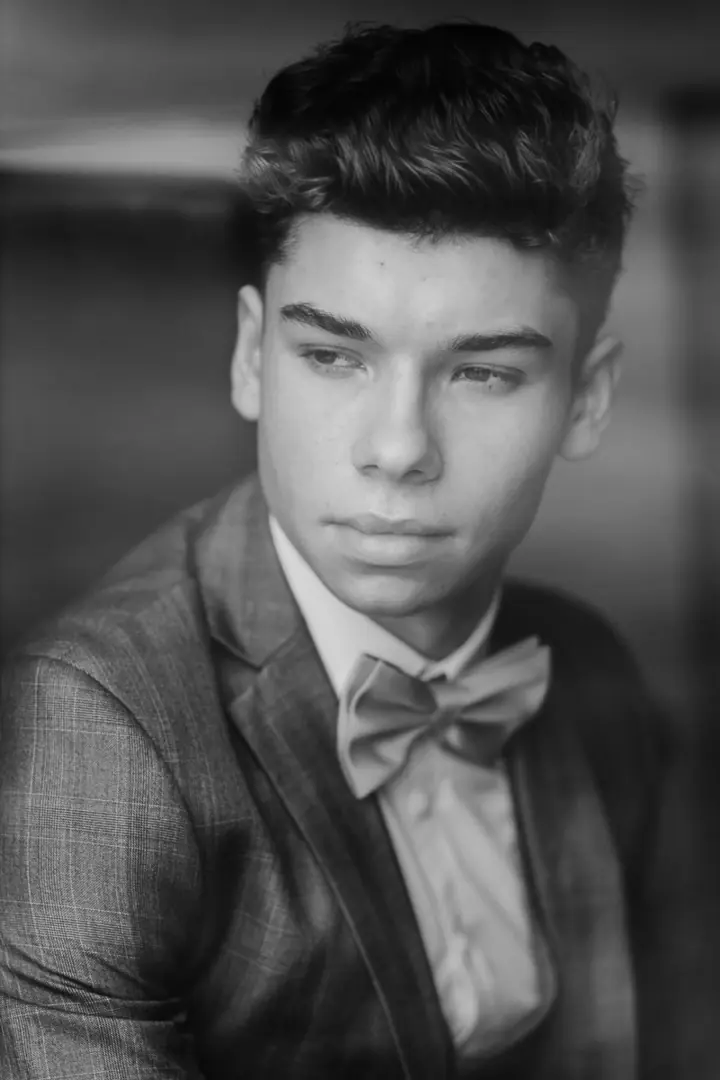 Portrait marié Max costume gris - Photographe mariage éditorial Texas