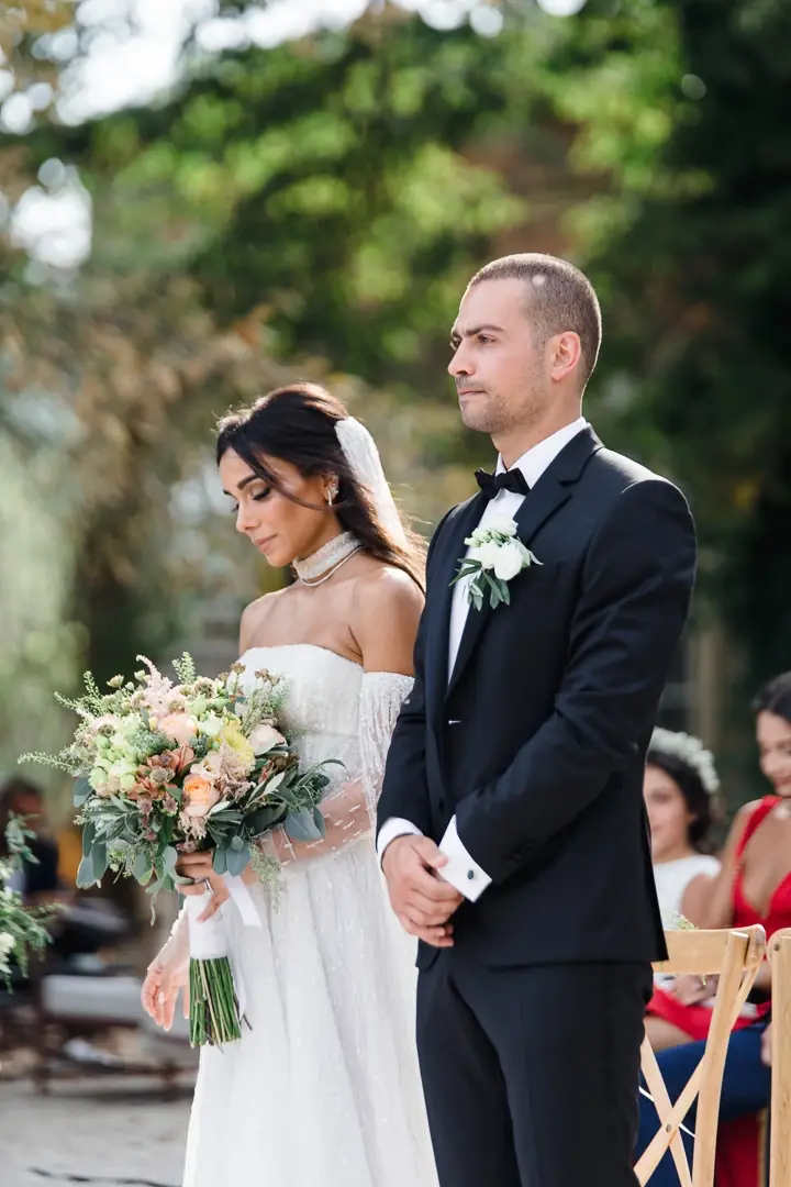 Cérémonie couple jardins Château Robernier - Photographe mariage Provence luxe