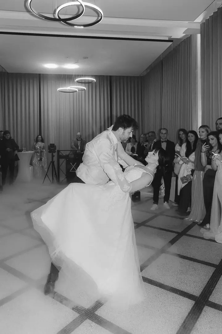 Mariage Castel Bay - Danse couple noir et blanc