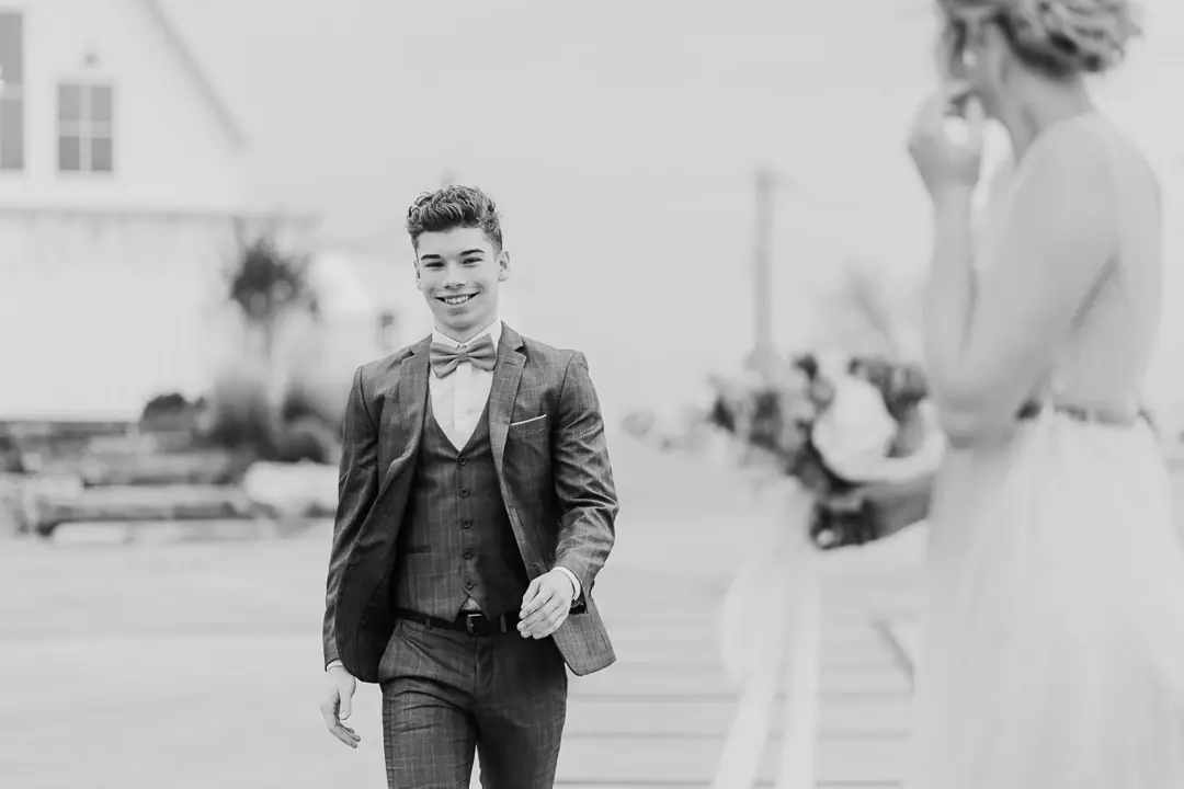 First look marié sourire The Nest Ruth Farms - Photographe mariage Texas