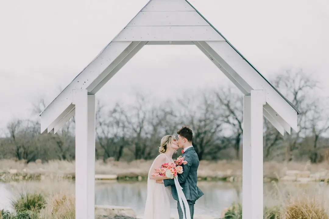 Couple baiser arche triangle lac The Nest Ruth Farms - Photographe destination wedding