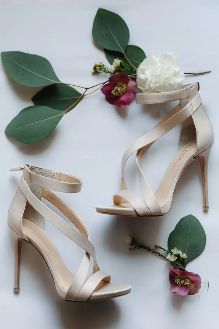 Reportage mariage - Chaussures mariée fleurs flatlay