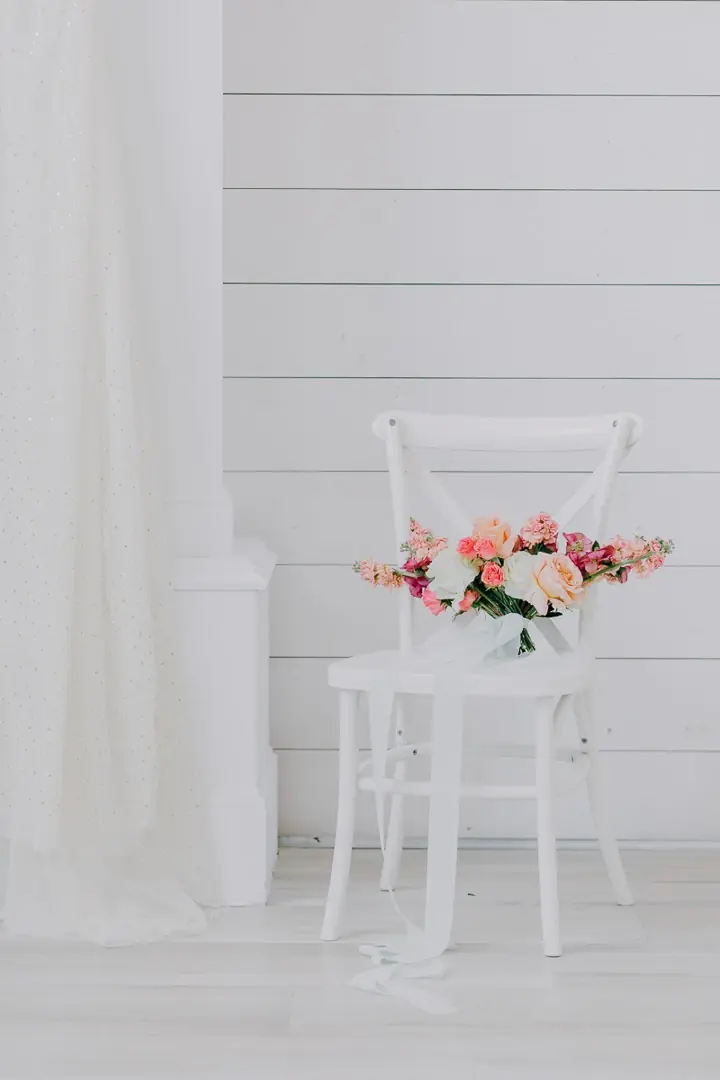 Destination wedding Texas - Composition florale Emily Alarcon chaise blanche photographe mariage