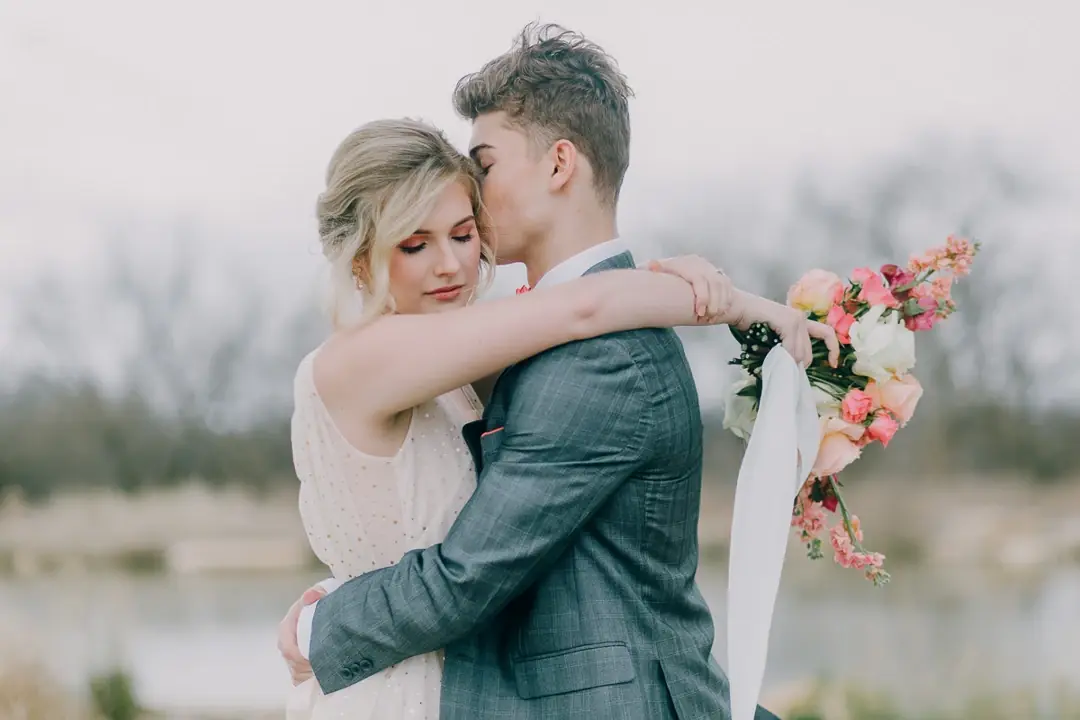 Photographe mariage Texas - Couple enlacé dans la nature au Nest Ruth Farms, destination wedding