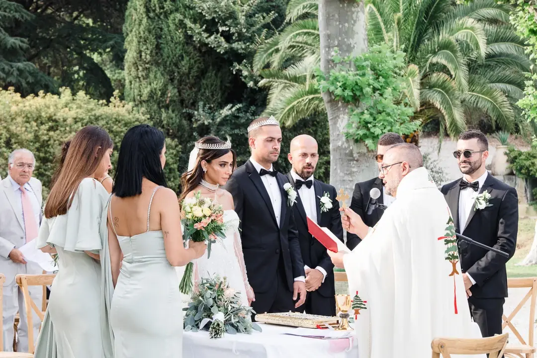 benediction-pretre-ceremonie-religieuse-exterieur-provence