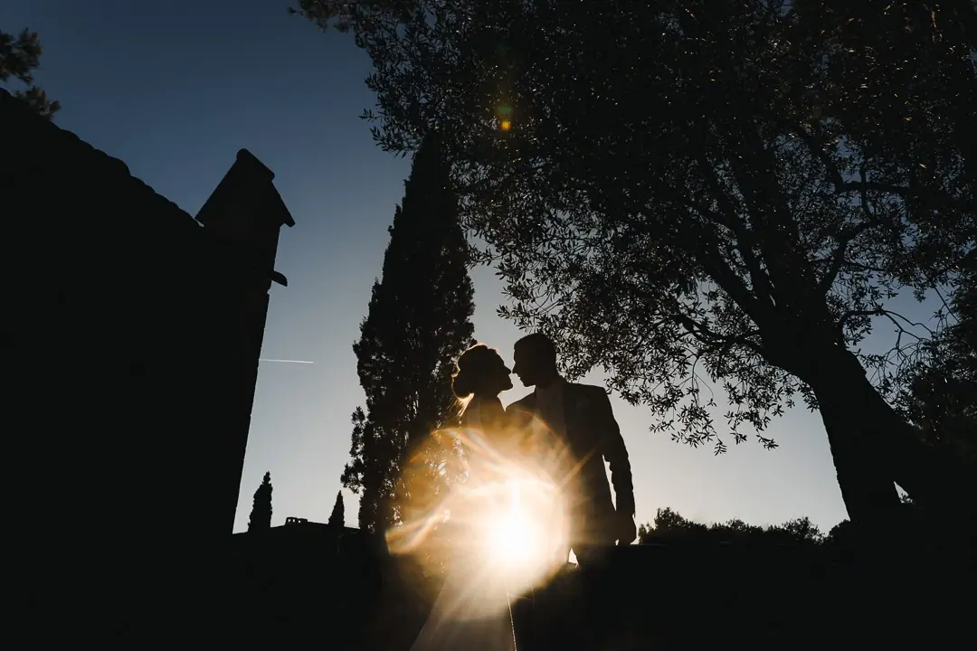 Mariage cathédrale - Silhouette couple contre-jour