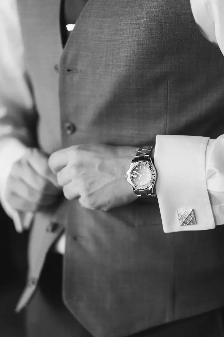 Mariage Texas - Détail montre boutons manchette marié