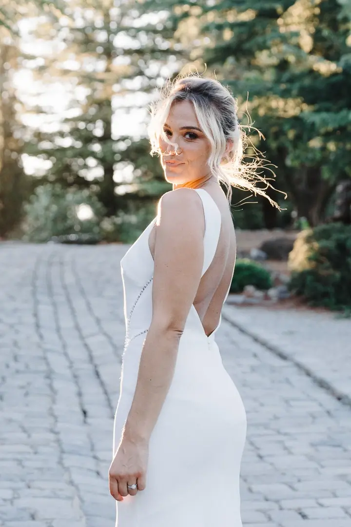 Photographe mariage - Portrait mariée dos nu golden hour