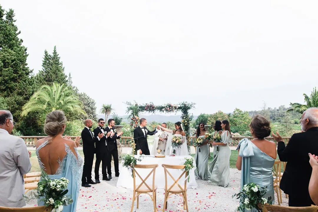 sortie-maries-petales-fleurs-joie-invites-chateau