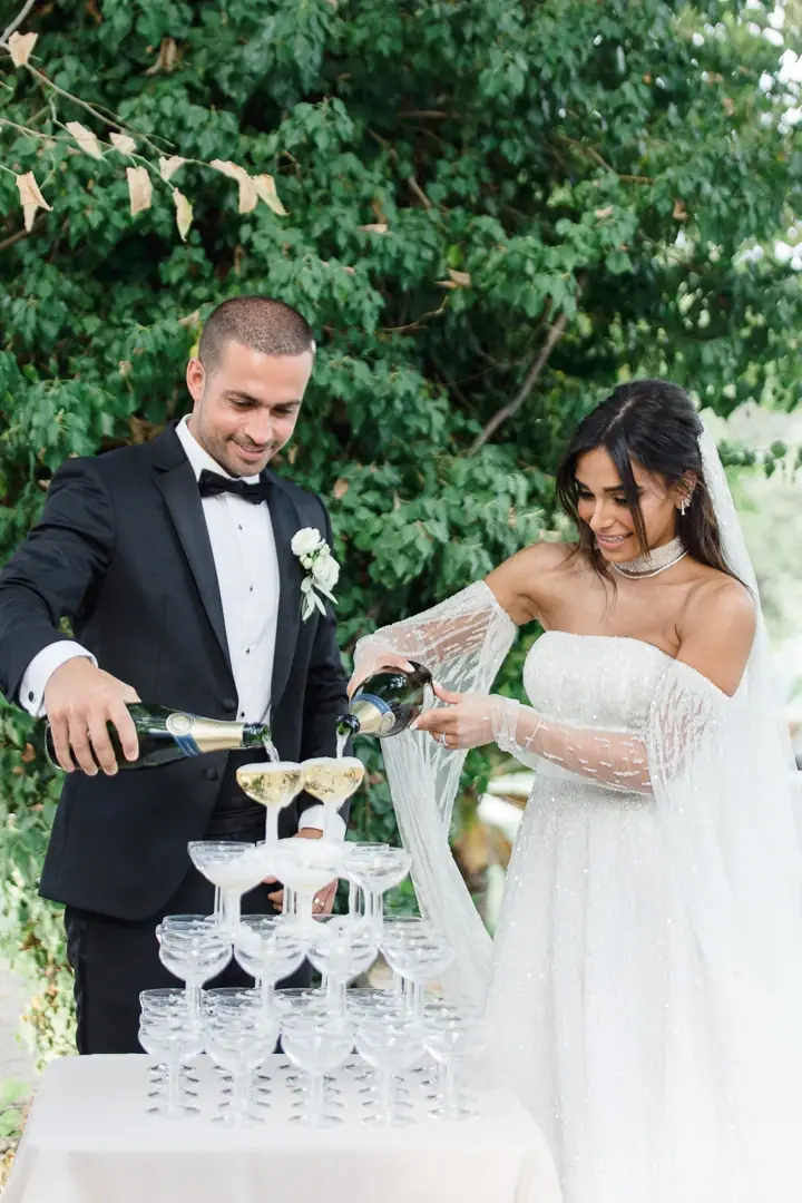 Mariage luxe Provence - Couple devant fontaine champagne château, photographe mariage éditorial