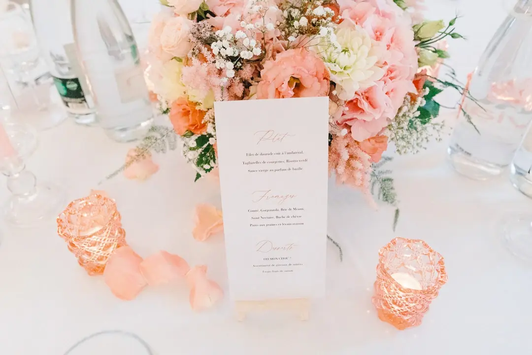 Photographe luxe - Détail menu art table fleurs