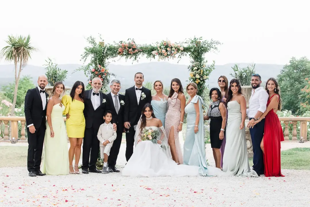 photo-groupe-famille-maries-arche-fleurie-chateau