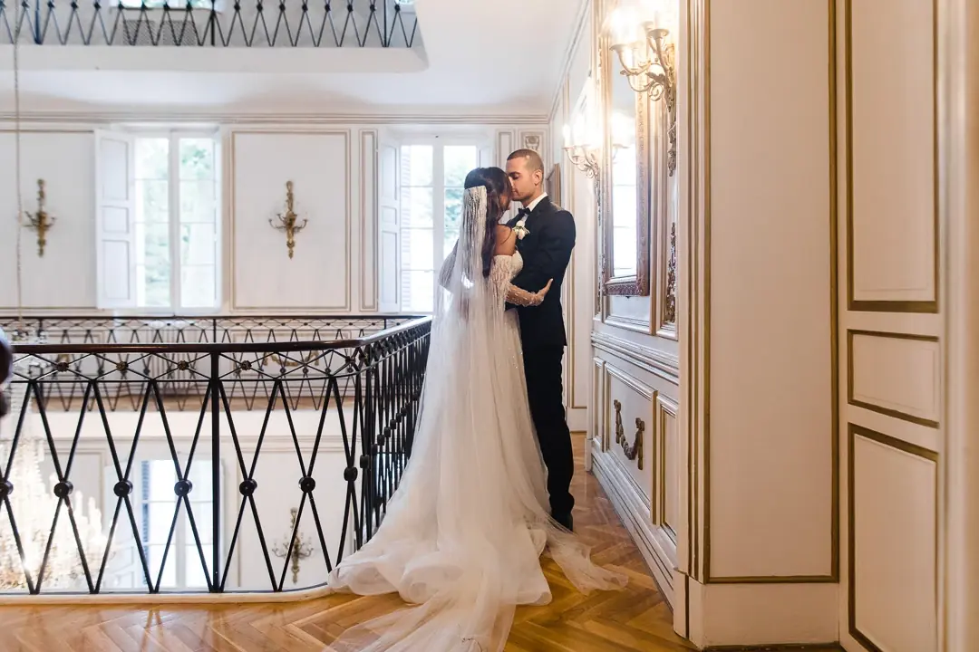 couple-maries-intime-escalier-fer-forge-chateau