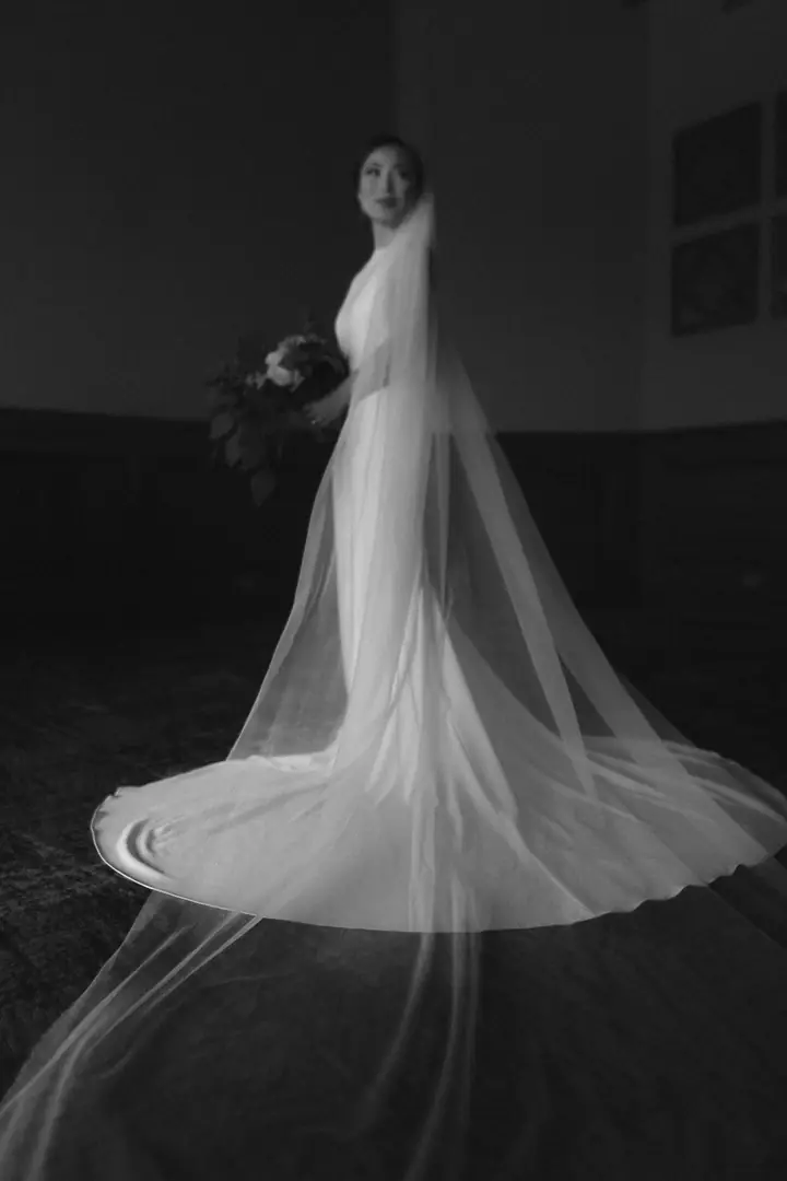 Mariage Dallas - Portrait mariée voile long noir blanc