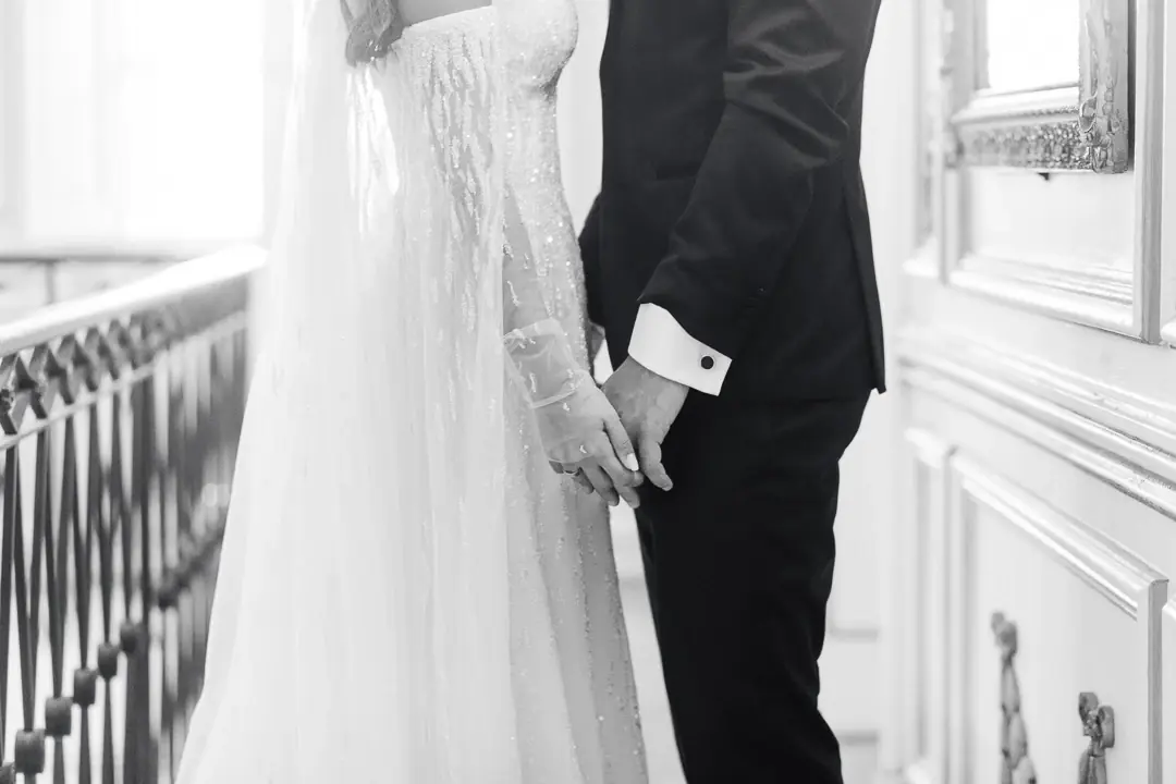 detail-mains-alliances-robe-mariee-perles