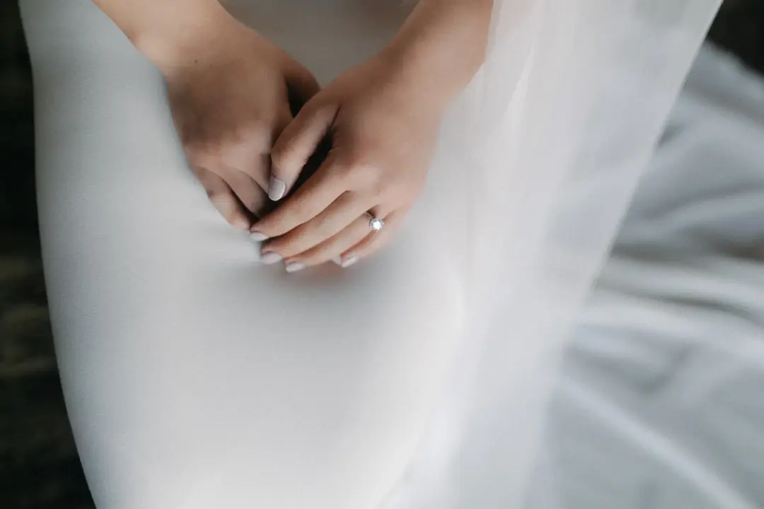 Destination wedding - Mains mariée bague fiançailles