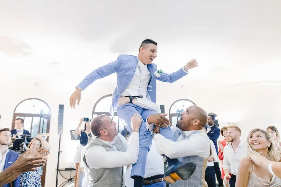 Mariage Monaco - Marié porté amis fête joie