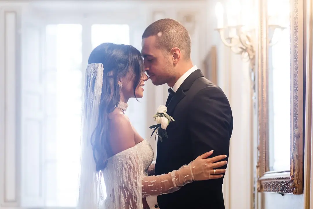 portrait-couple-contre-jour-fenetre-romantique-chateau