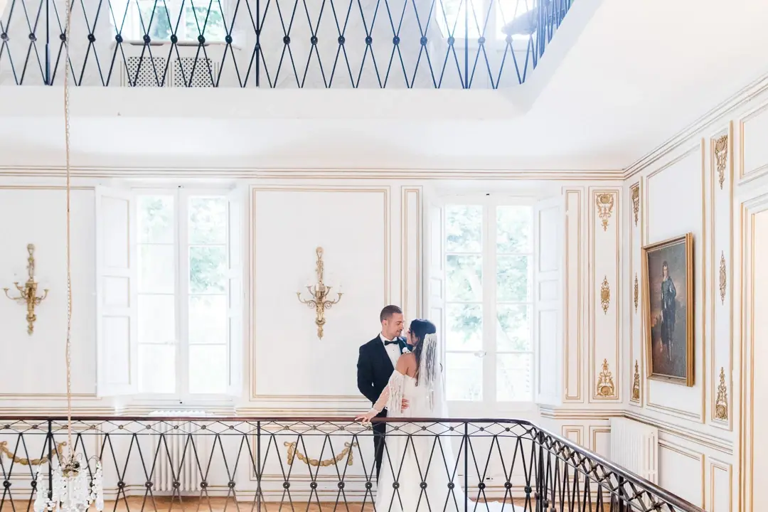 Mariage château Provence - Couple sur balcon intérieur architectural, photographe mariage Provence