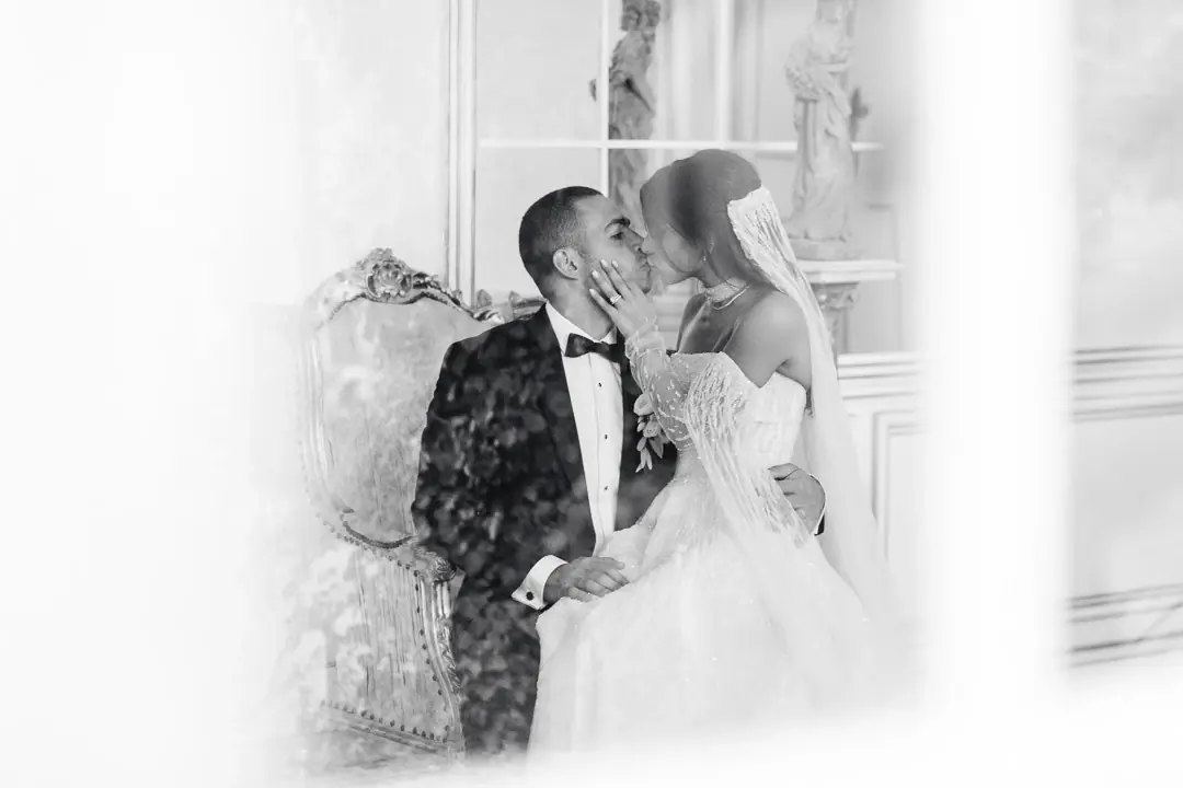 baiser-amoureux-canape-vintage-noir-blanc-chateau