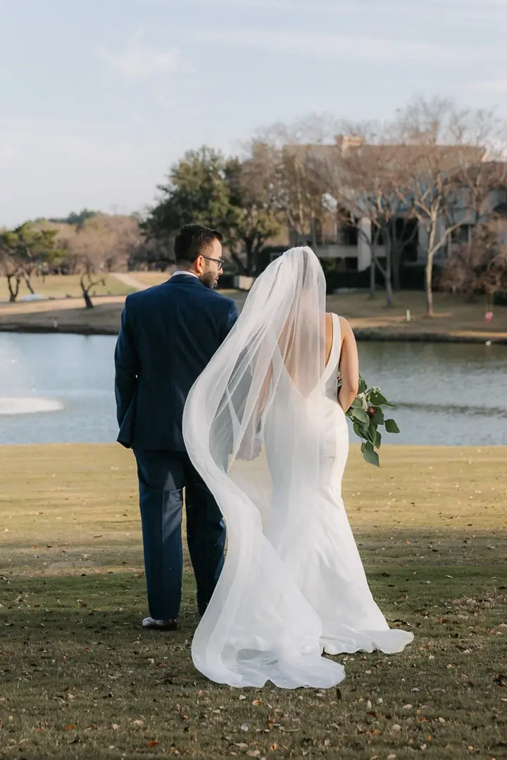 Reportage Dallas - Couple marche lac voile volant