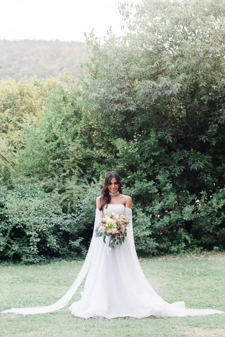 portrait-mariee-jardin-robe-off-shoulder-luxe