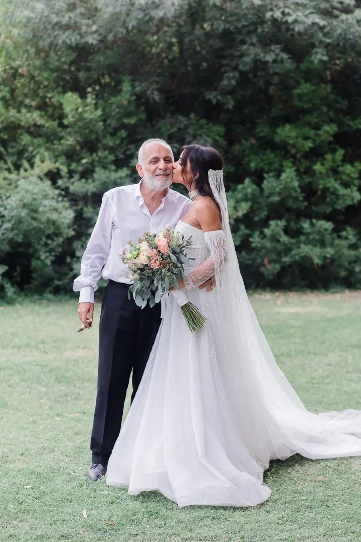 pere-embrassant-fille-mariee-tendresse-jardin-provence