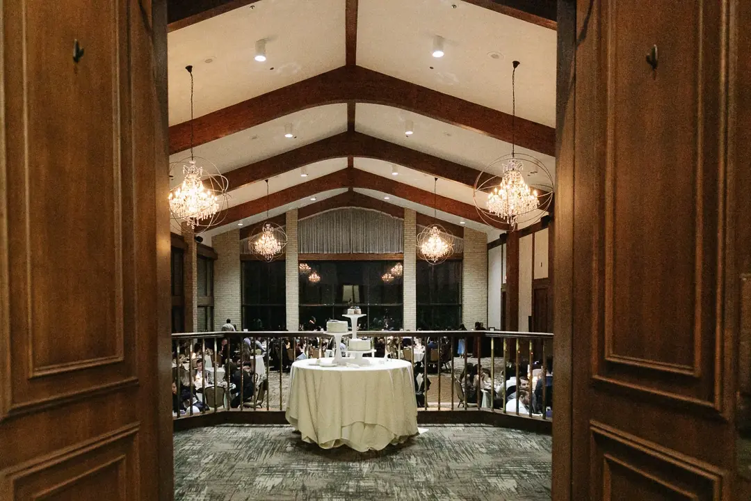 Wedding photographer - Vue salle réception lustres gâteau