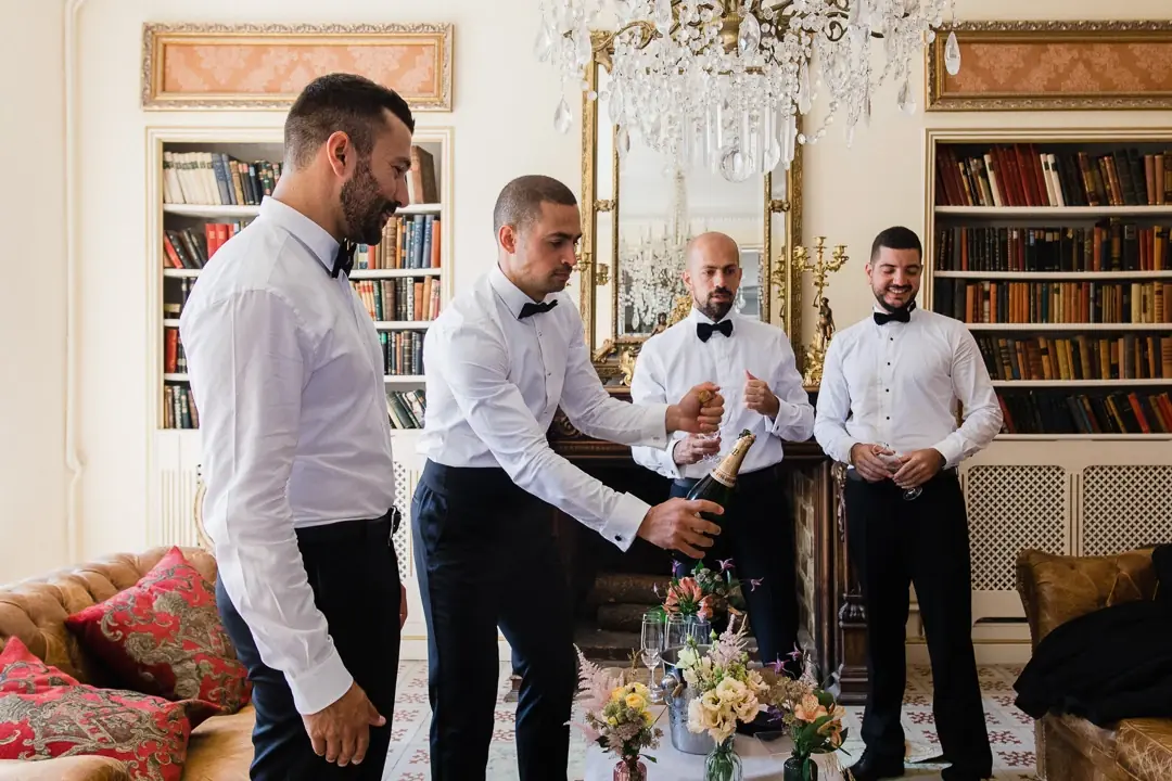 Préparatifs marié témoins bibliothèque Château Robernier - Photographe mariage Provence
