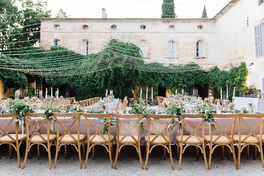 diner-exterieur-guirlandes-lumineuses-chateau-robernier-nuit