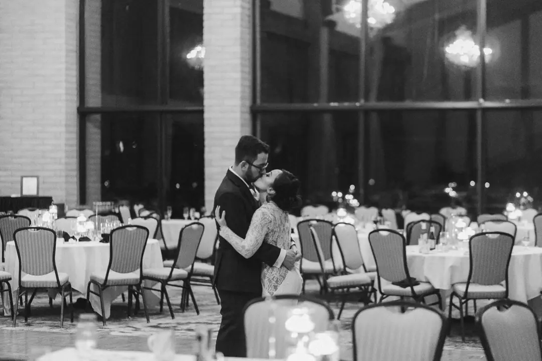 Destination wedding - Couple baiser salle réception Texas