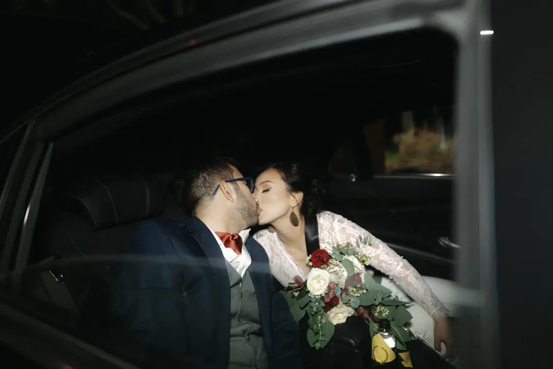 Reportage mariage - Baiser couple voiture départ nuit Dallas