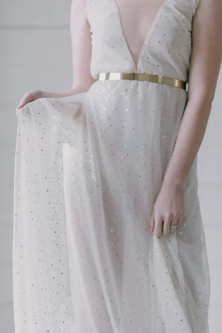 Détail robe mariée ceinture dorée - Photographe mariage éditorial Texas