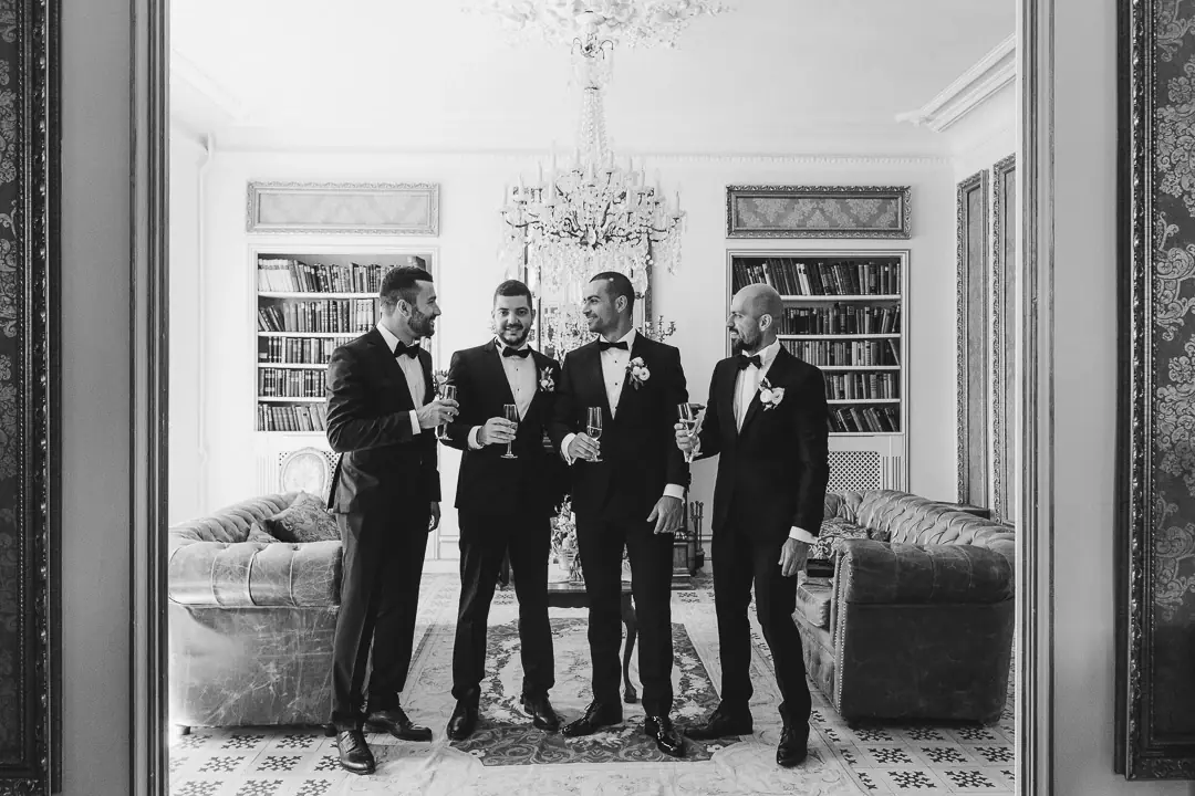 Toast marié garçons honneur smoking - Mariage Château Robernier photographe