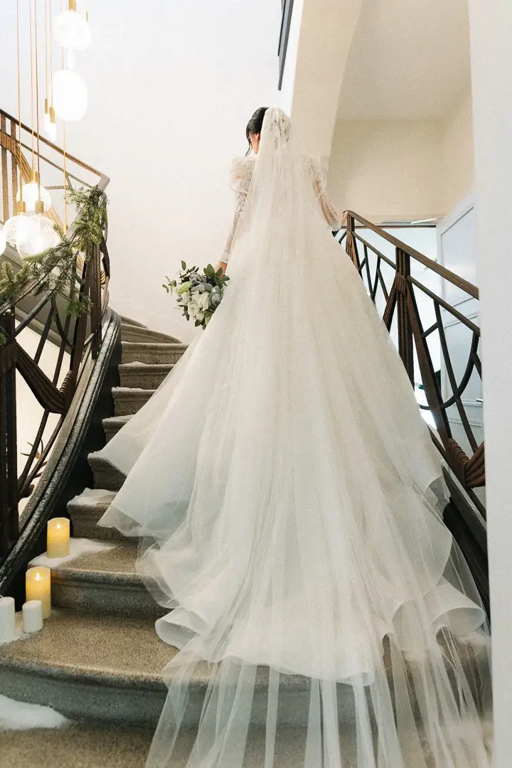 Mariage luxe Castel Bay - Escalier traine dentelle