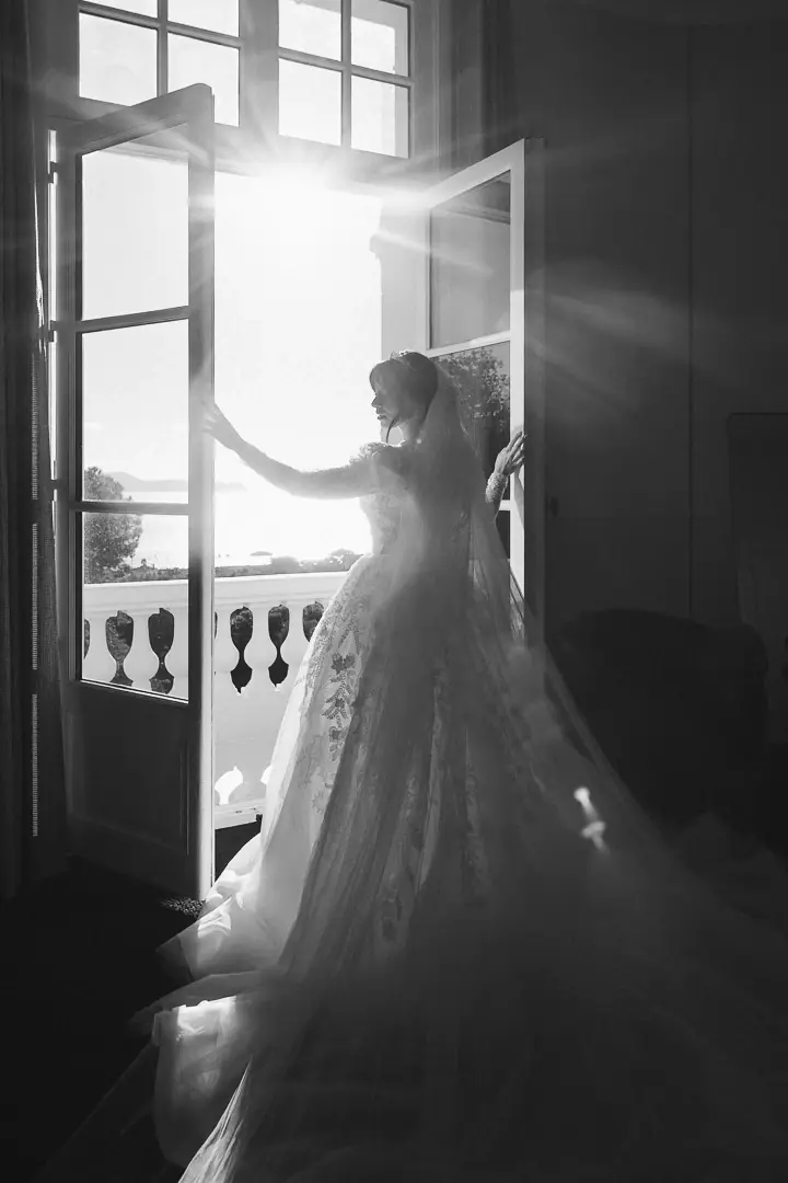 Portrait mariée noir et blanc - Lumière naturelle Castel Bay, photographe mariage éditorial