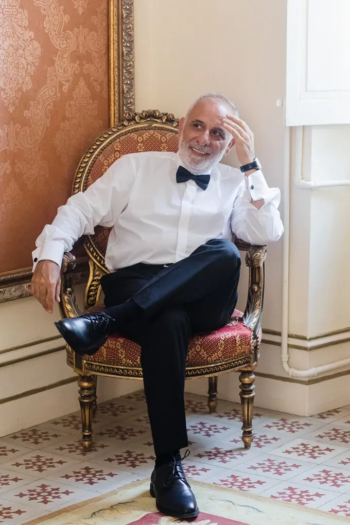 Portrait père marié fauteuil époque - Photographe mariage Château Robernier