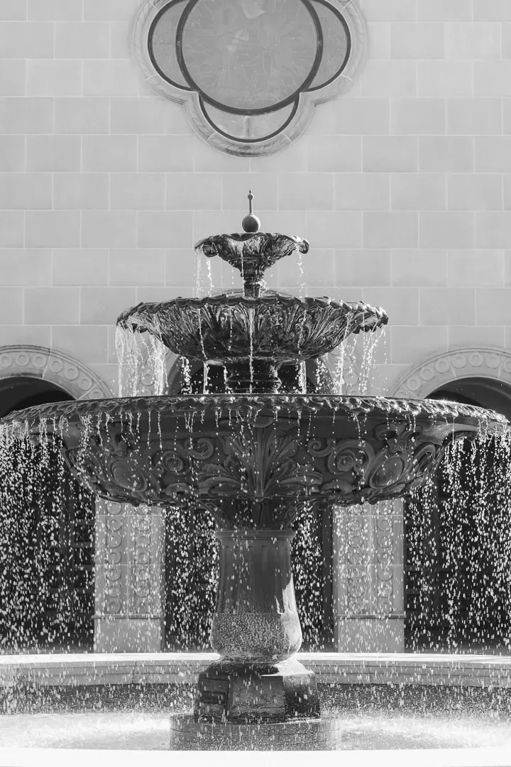 Wedding photography - Détail fontaine eau noir blanc